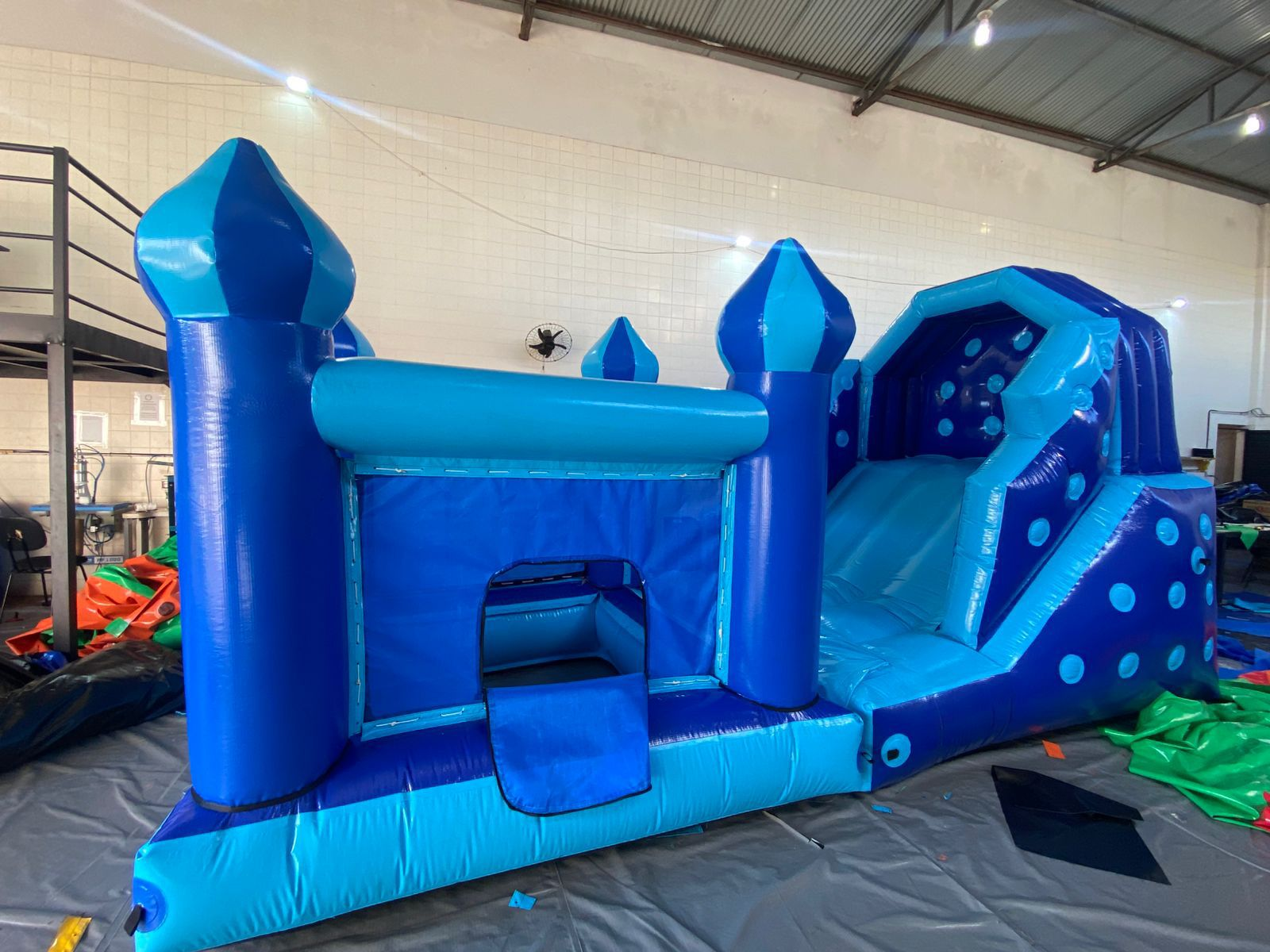 Mini toboga com piscina de bolinha